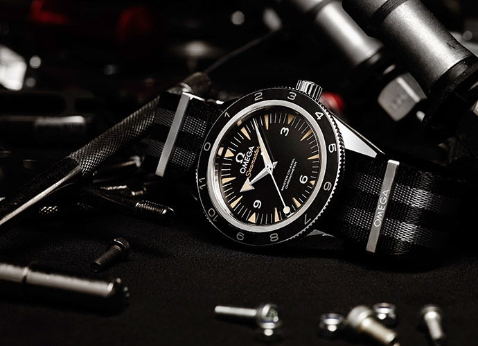 OMEGA Seamaster 300 SPECTRE — Официальная фотография OMEGA 233.32.41.21.01.001; серийная модель, не съёмочный реквизит.