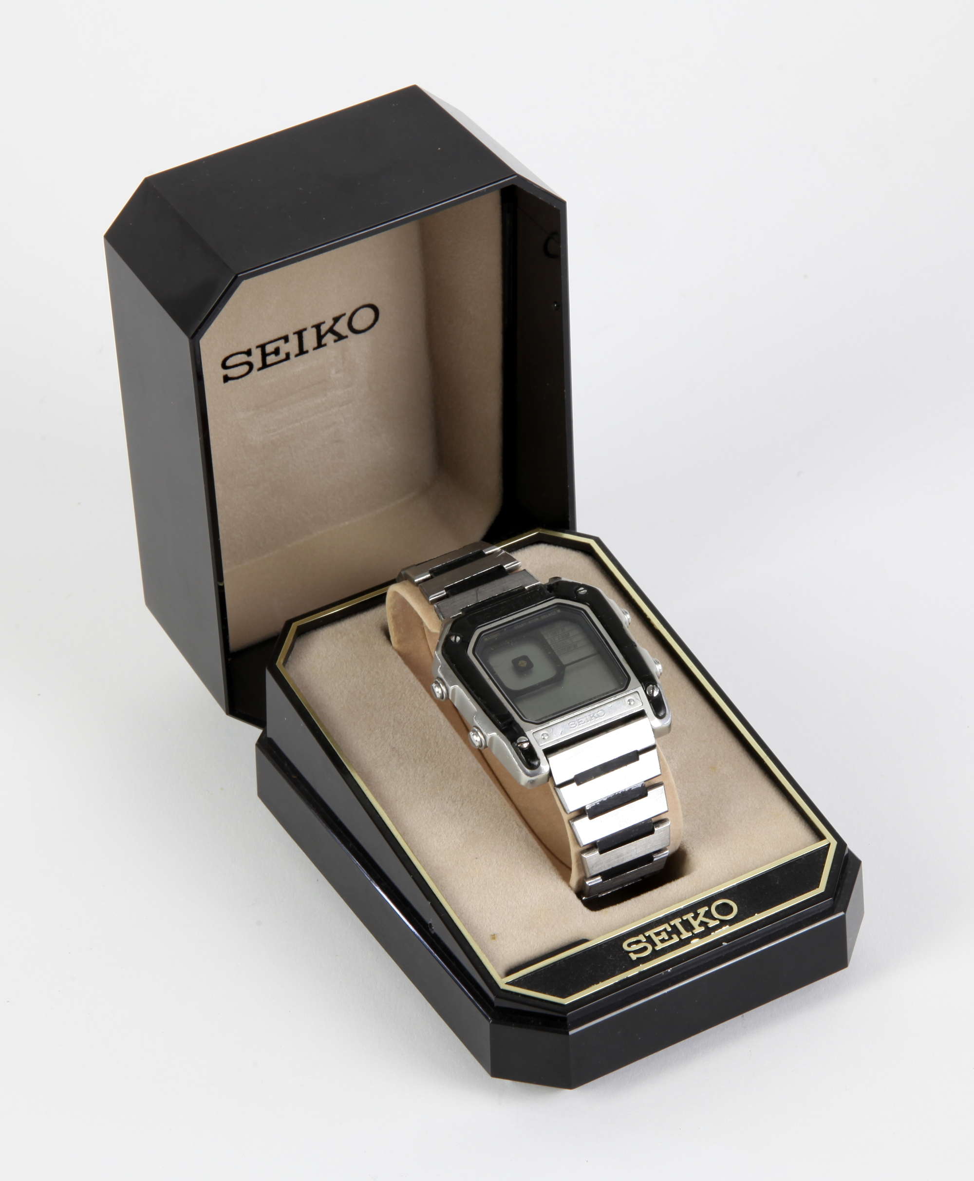 Seiko Sports 100 — Seiko G757-5020 из аукционного каталога; не заявлен как реквизит.